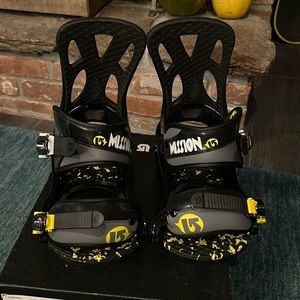 Burton youth Mission Smalls - Brand new in box never used.